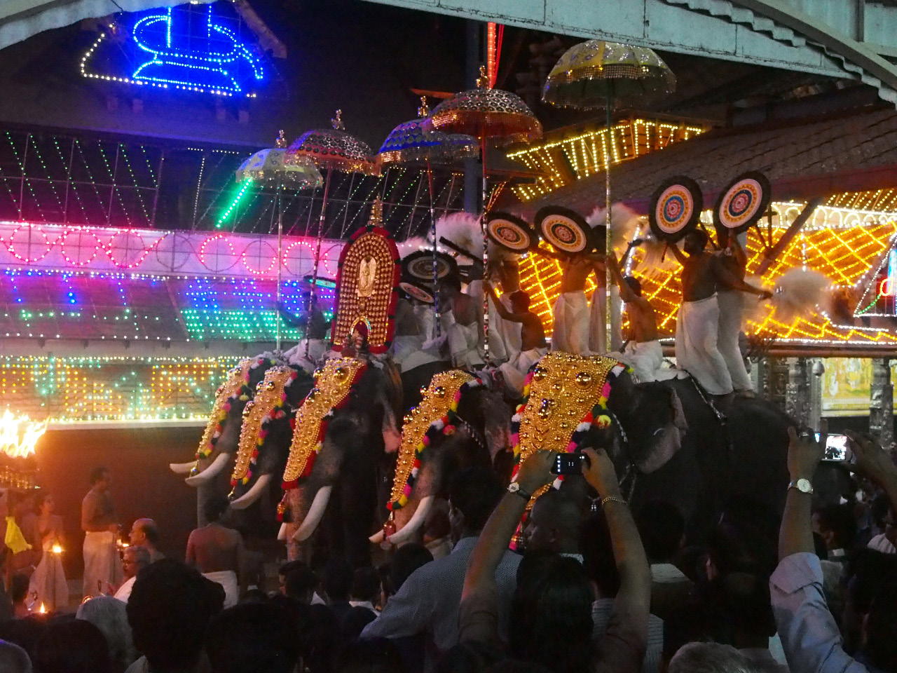 procession en l'honneur des nouvelles récoltes de riz à Guruwajur procession en l'honneur des nouvelles récoltes de riz à Guruwajur